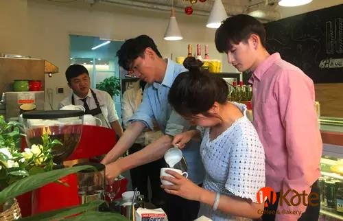 威克特烘焙之鲍春来果酱直播冲咖啡帅气爆棚!