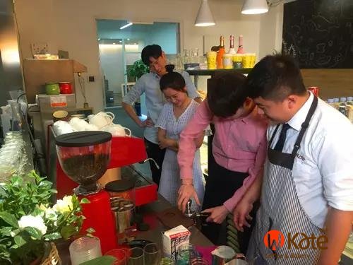 威克特烘焙之鲍春来果酱直播冲咖啡帅气爆棚!