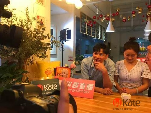 威克特烘焙之鲍春来果酱直播冲咖啡帅气爆棚!