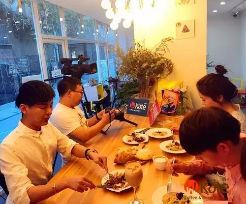 威克特烘焙之鲍春来果酱直播冲咖啡帅气爆棚!