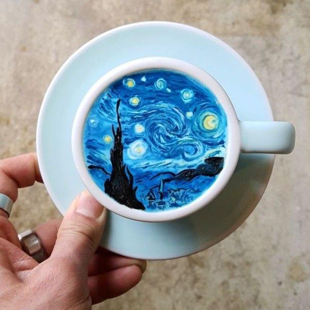 咖啡师拉花:型男咖啡师巧手拉出杯中画