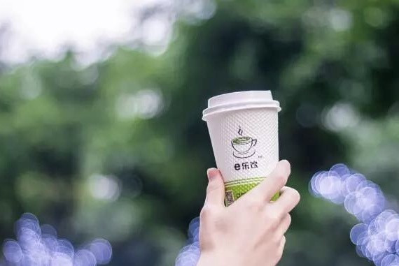 把自助现磨咖啡机铺进校园和景点,e乐饮还能让你自选咖啡和牛奶的比例