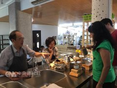 咖啡馆让顾客自己冲咖啡还能跟老板PK？屏东父女5个月打平成本的经营模式