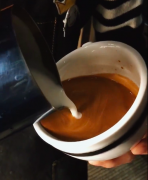 为什么打的奶泡不融合？手动打奶器打出的牛奶能拉花吗？