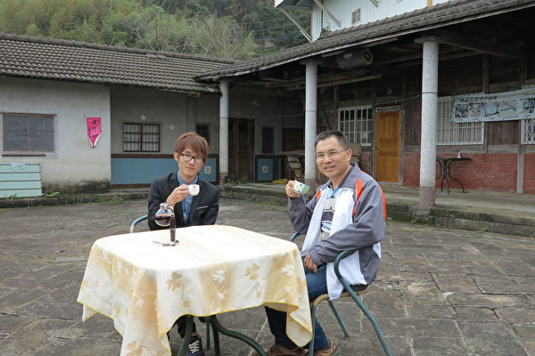 嵩岳咖啡庄园仍保留原本的三合宅院,园主郭章盛与儿子郭志嘉欢迎客人上山来喝咖啡。(赖瑞/大纪元)