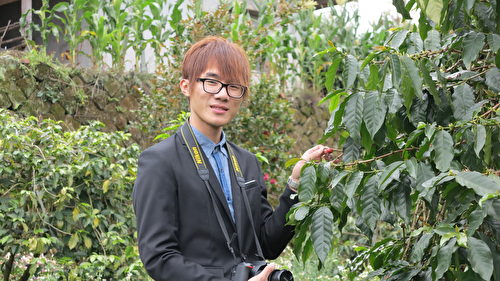 在自家庄园种出多次冠军豆的郭志嘉指出,真正的台湾咖豆在国际上越来越受好评。(邓玫玲/大纪元)