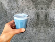 来自墨尔本咖啡厅的蓝色小精灵，吸睛度满分又健康的蓝色拿铁