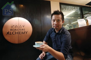 憑著於澳洲咖啡店兼職的經驗,Peter 2008年回港設立工場,主打咖啡豆批發,亦擔當顧問角色,為客戶提供建議。