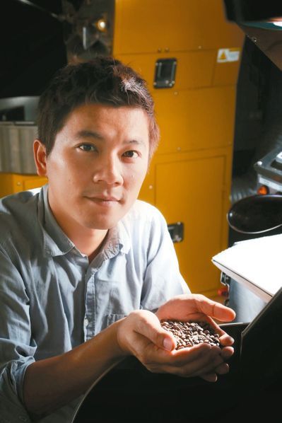 Simple Kaffa吳則霖持續鑽研會影響咖啡的細節,並傳承給新生代。 記者陳... Simple Kaffa吳則霖持續鑽研會影響咖啡的細節,並傳承給新生代。 記者陳...