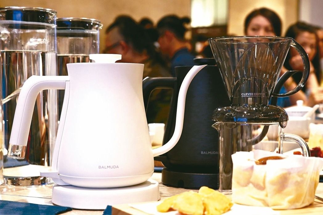 BALMUDA電熱手沖壺搭配Clever Dripper聰明濾杯,是新手入門的最... BALMUDA電熱手沖壺搭配Clever Dripper聰明濾杯,是新手入門的最...