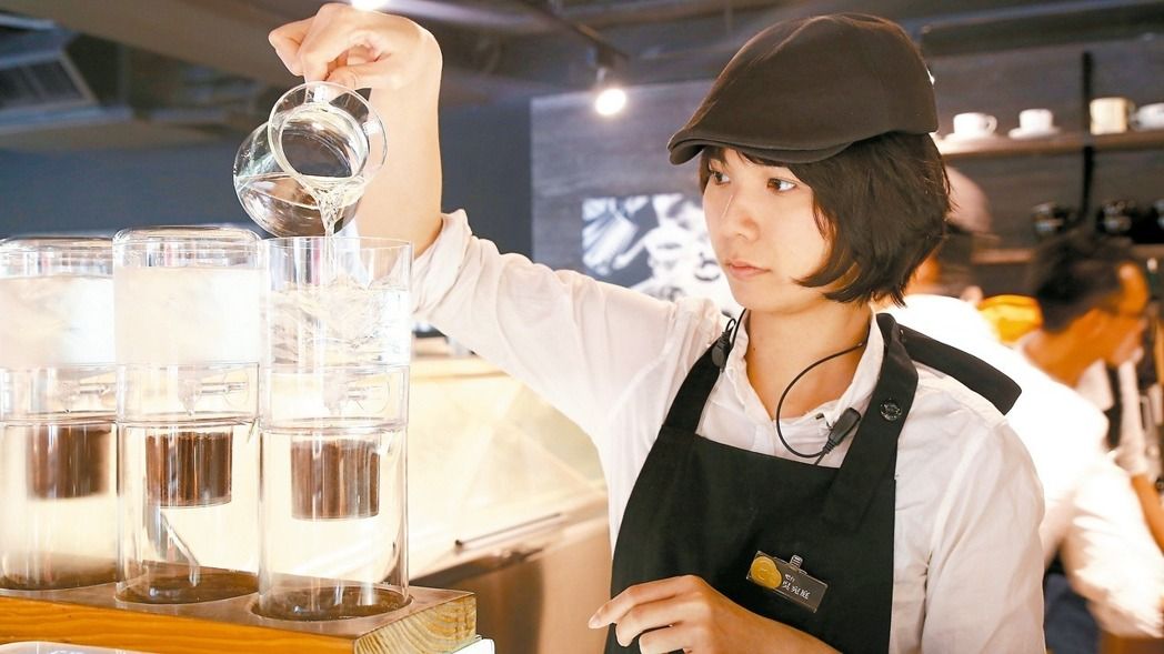 由上方加入冰塊與冷水,開始製作冰滴咖啡。圖/咖啡大叔 由上方加入冰塊與冷水,開始製作冰滴咖啡。圖/咖啡大叔