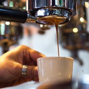 咖啡和意式浓缩有什么区别？一篇讲清 Espresso 萃取原理与滴滤咖啡差异