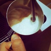意式咖啡机怎么打奶泡？先打量再打绵的奶泡技巧图解教学