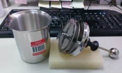 手动打奶泡怎么打出绵密奶泡？手打奶泡器挑选与冷热奶打法全解析