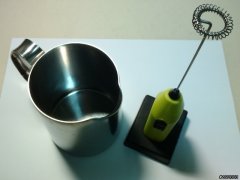 手动打奶泡怎么打出绵密奶泡？电动奶泡机、滤压壶、双层奶泡杯哪种好用？