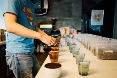 咖啡杯测怎么测才准？标准研磨度、粉水比与93℃水温的杯测流程详解