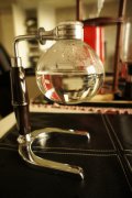 虹吸壶咖啡怎么煮才不苦？水量、水质、火候、粉量和粗细全解析