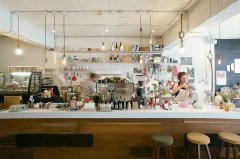 咖啡店吧台怎么设计？一字型、L字型、ㄈ字型与圆型吧台特点对比