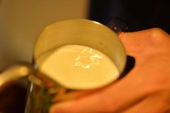 蒸奶泡怎么做才绵密？蒸汽牛奶温度、发泡时机与打绵技巧全解析
