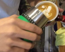 单翅天鹅拉花怎么拉？简易咖啡拉花教学与手绘成型法对比
