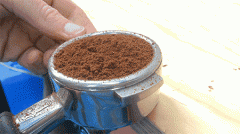 咖啡布粉正确姿势是什么？为什么轻磕布粉比用手推粉更均匀？