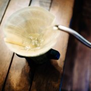 手冲咖啡滤纸要洗还是不要洗？两种说法一次讲清楚