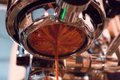 如何判断一杯Espresso好坏？Crema、萃取参数与意式咖啡家族全解析