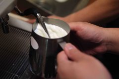 咖啡机打奶泡总打成热牛奶？关键在蒸气够不够“干燥”
