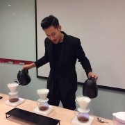 世界冠军王策冲的咖啡真的好喝吗？他冲瑰夏的手法和水温有何不同？