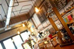 南京工业风咖啡馆怎么选？The FishTank Cafe 蓝色空间与咖啡体验实测