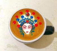 咖啡拉花怎么做出中国风《花旦脸谱》？比赛级拉花加雕花步骤拆解